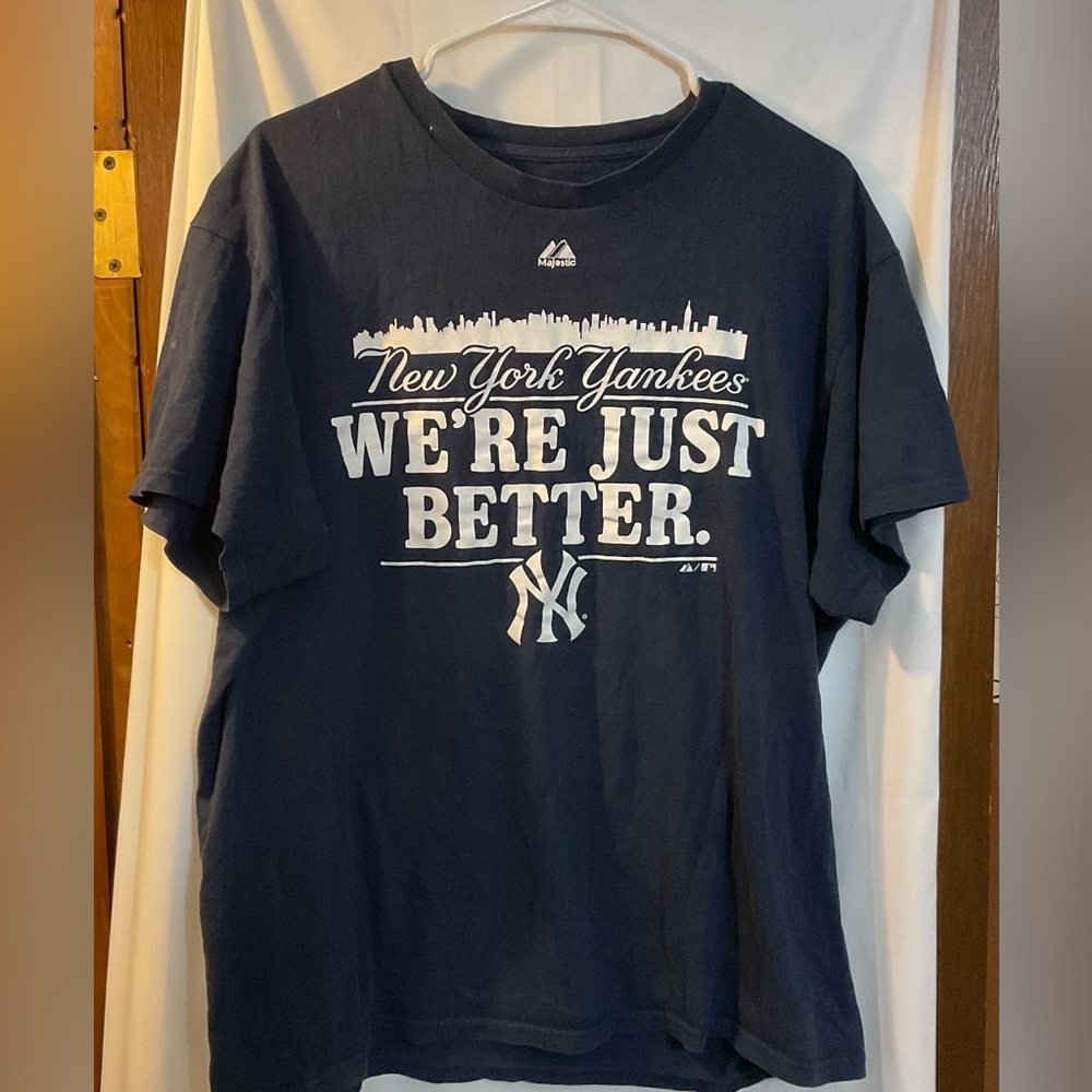 Majestic: Men’s size large New York Yankee”s navy blue short sleeve tee shirt.